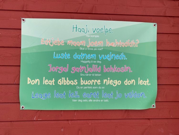 Velkommen plakat med hilsner og ordspråk på sørsamisk og norsk